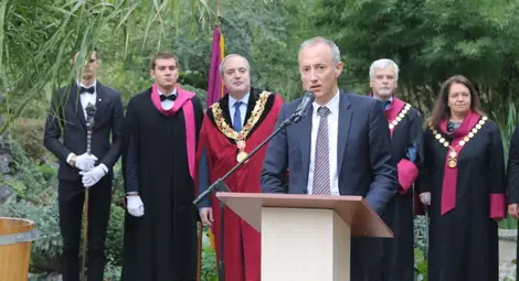 Близо 90 учители са заразени с COVID-19 Близо 90 учители са заразени с COVID-19