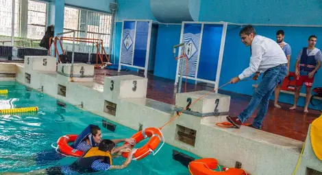 Бъдещи моряци &bdquo;оцеляваха&ldquo; в бурни  води със спасителен плот и жилетки