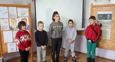 Деца от Ценовско рисуваха Васил Левски