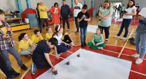 Близо 50 деца от община Русе премериха сили в третото общинско състезание по роботика за III и IV клас