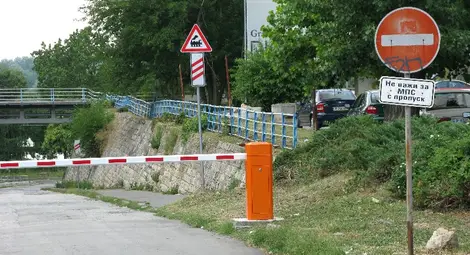 Бариери спират колите по крайбрежната алея