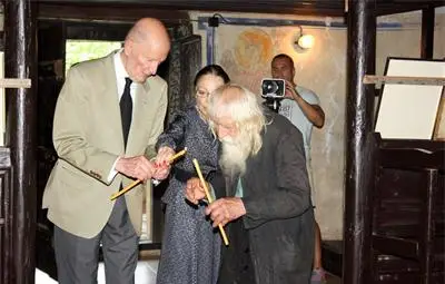 Царят се поклони на 101-годишния дядо Добри /галерия/