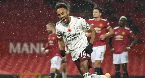 Арсенал удари Манчестър Юнайтед с дузпа на "Олд Трафорд"