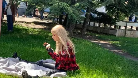 Яна Маринова почива преди поредните снимки.