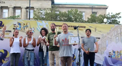 3D рисунки на площада показват красотата на волейбола през очите на осем художници