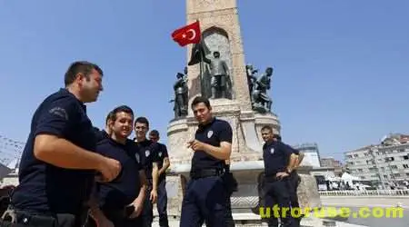 Турски полицаи са изтощени от сблъсъците по улиците