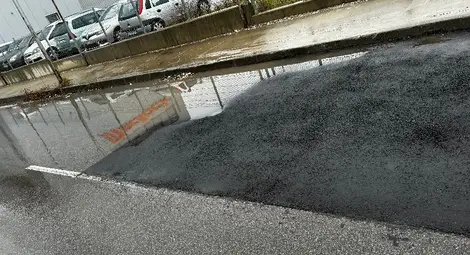 Сигнал: След два ремонта настилката на &bdquo;Басарбовски&ldquo; 13 остава в лошо състояние