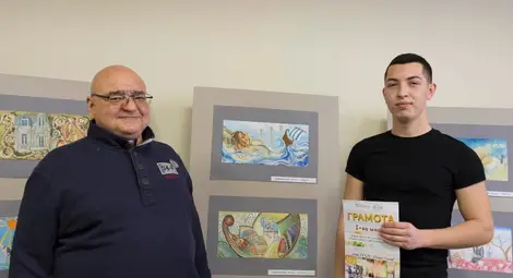 Собственикът на лечебни заведения &bdquo;Медика&ldquo; д-р Кирил панайотов и победителят в конкурса Сонер Хакъ.  Снимки: &bdquo;Медика&ldquo;