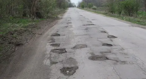 До края на седмицата изкърпват асфалта по пътя Русе-Червена вода