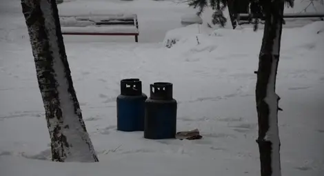 Двете бутилки с пропан-бутан бяха изнесени извън блока от огнеборците, преди огънят да стигне до тях.  Снимка: Красимир СТОЯНОВ