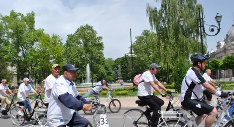 60-годишни ентусиасти направиха първа обиколка с електрически велосипеди