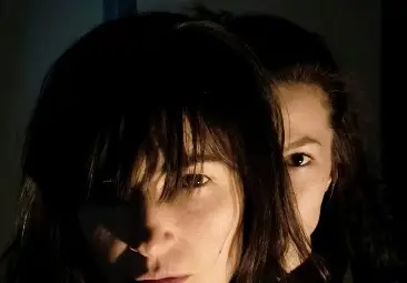 Моноспектакълът &bdquo;Изповед&ldquo; изследва човешката цена на омразата и войната