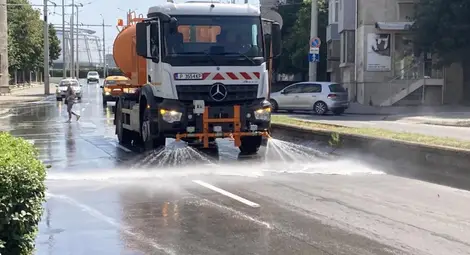 Продължава оросяването на центъра и улици и булеварди в Русе заради високите температури