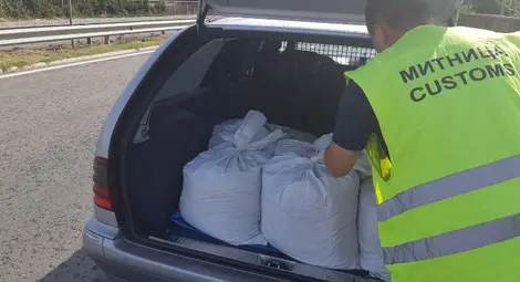 115 кг тютюн задържани в мерцедес до Бяла