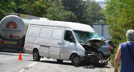 Двама шофьори се отърваха по чудо след челен удар на Мойсев баир