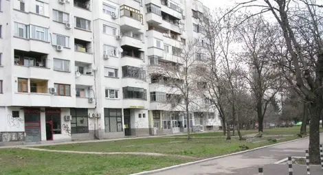 Правят паркинг с 50 места пред блок &bdquo;Вида&ldquo;