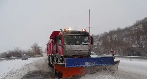 Силен снеговалеж и лошо време парализираха Гърция