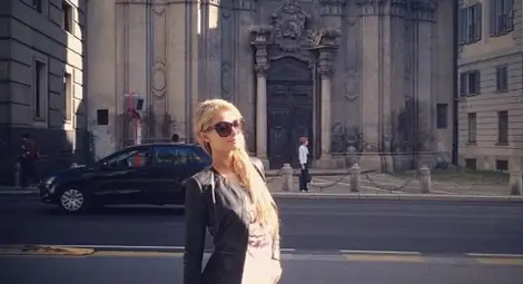 Парис Хилтън изчурулика в Туитър: Тръгвам към България