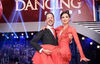 Българка учи световноизвестния колоездач Бърнард Кол да играе ръченица в „Децата на Другата България“ Българка учи световноизвестния колоездач Бърнард Кол да играе ръченица в „Децата на Другата България“