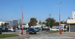 Бариери ще спират нощните дрифтове на паркинга на „Кауфланд“