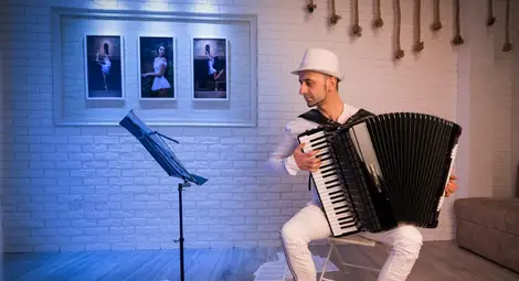 Българинът Калоян Куманов вече е част от несравнимите Barcelona Gipsy balKan Orchestra Българинът Калоян Куманов вече е част от несравнимите Barcelona Gipsy balKan Orchestra