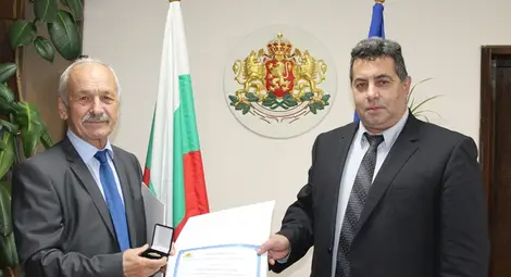 Областният управител Галин Григоров връчи отличието на Йордан Казаков.				                Снимка: ОА