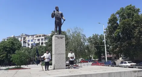 &bdquo;Традиция&ldquo; строява почетен караул в памет на Стефан Караджа