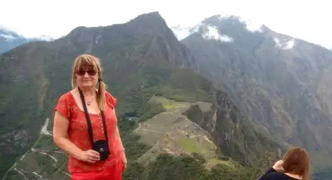 Докосване до Латинска Америка: Улици, квартали, сгради, храмове, олтари, шествия - вървим заедно с Анна и разбираме, че е добър водач