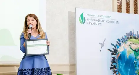 Светла Куклева от &bdquo;NRJ Soft&ldquo; получава наградата.