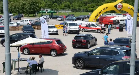 Хиляди почитатели на автомобилите посетиха миналогодишния автосалон на паркинга пред &bdquo;Метро&ldquo;. 							               Снимка: Архив &bdquo;Утро&ldquo;
