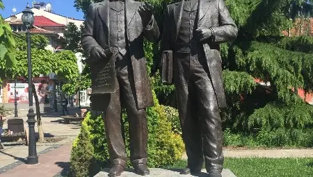 Паметникът на братята Евлоги и Христо Георгиеви в Карлово.