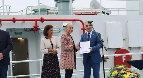 Кръстницата на кораба инж. Галина Василева от транспортното министерство, зам.-кметът Наталия Кръстева и директорът на АППД кап. Павлин Цонев на церемонията вчера /отляво надясно/.