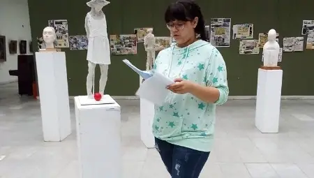 Гимназисти заселиха галерията  със скулптури и тематични колажи