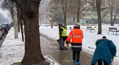 Екипите на три фирми работят по обработката на пътищата срещу заледявания в община Русе Екипите на три фирми работят по обработката на пътищата срещу заледявания в община Русе