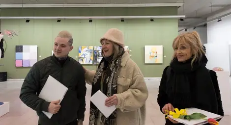 Носителят на наградата за млад автор Горан Памуков, директорката на галерията Елена Великова и носителката на наградата на СБХ Таня Пасева. Снимка: РХГ Носителят на наградата за млад автор Горан Памуков, директорката на галерията Елена Великова и носителката на наградата на СБХ Таня Пасева. Снимка: РХГ