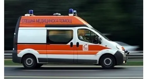 Шофьор с опасност за живота след челен удар на два камиона