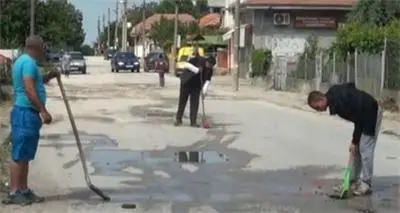 Роми купиха камион с асфалт, пълнят дупки в Калипетрово сами