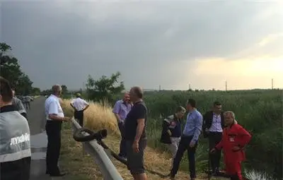 Защитна дига спира разлива на бензин от река Чакърлийска в езерото Вая