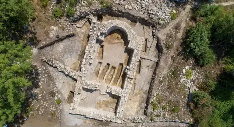 Вкопани в скалата тъкачни станове открити на Средновековния Червен Вкопани в скалата тъкачни станове открити на Средновековния Червен