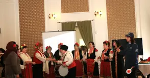 Ученици от „Йордан Йовков“ дарени с народна носия