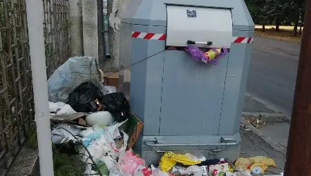 Контейнерите в Русе преляха от боклуци Контейнерите в Русе преляха от боклуци