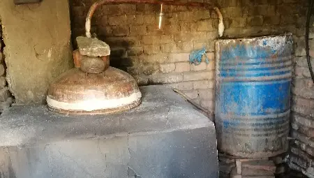 Русенски митничари хванаха нерегистриран казан, докато вари ракия