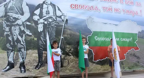 Десетки тръгнаха по стъпките на четата на Хаджи Димитър и Стефан Караджа /галерия/