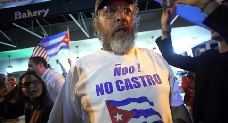 Стотици празнуват смъртта на Кастро в Маями