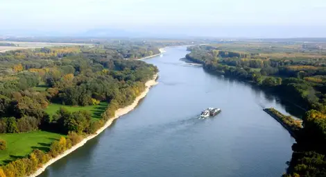 Два кораба работят за по-добър плавателен път по Дунав