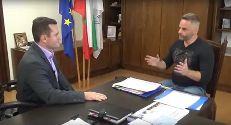 Пенчо Милков разговаря с Любо Огнянов.                                             Снимка: Стопкадър от Канал 3