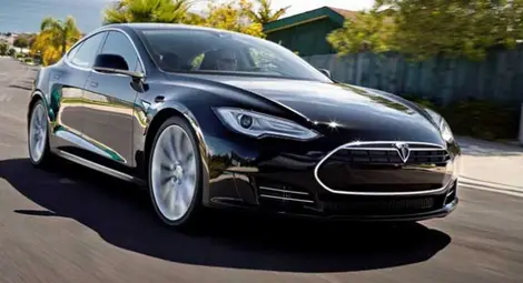 Елън Мъск обеща 1000 км с едно зареждане още през 2017