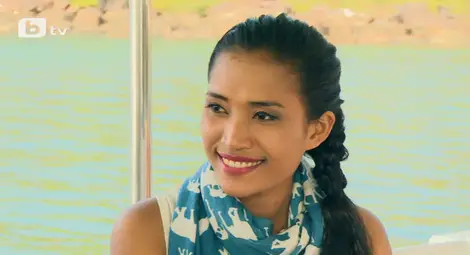 Мис Камбоджа пие ракия в Сървайвър