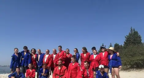 Тренировъчен спортен летен лагер учи деца със специални потребности на дисциплина на брега на морето Тренировъчен спортен летен лагер учи деца със специални потребности на дисциплина на брега на морето