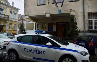 Серийният извършител на грабежи в Бургас изръсил 892 лв., докато бягал от местопрестъпление